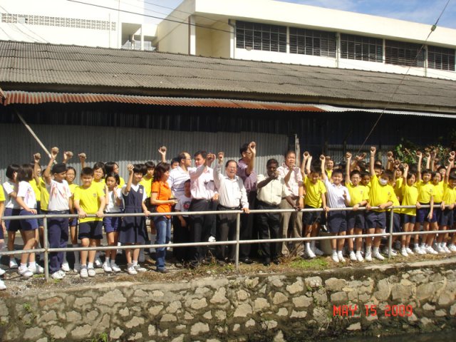 Guru-guru dan murid-murid SJK(C) Chong Hwa Caw 1, Butterworth mengambil bahagian dalam lontaran EM Mud Ball pada 15-5-2009